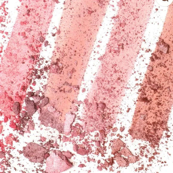 Beauty Bakerie Cotton Candy Champagne Blush
Palette 4 rosé flushed shades - Picture 7 of 9